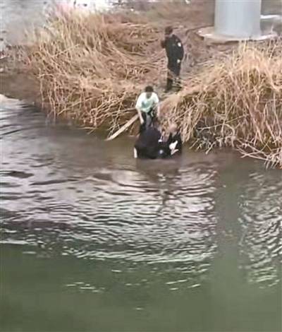 舍己救人真英雄 危急关头显担当