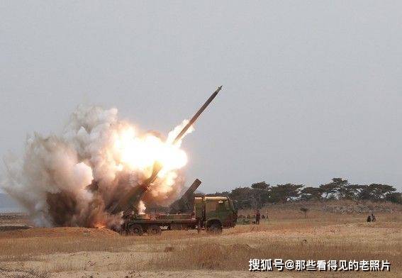 朝鲜发射新型多管火箭炮 金正恩亲临现场