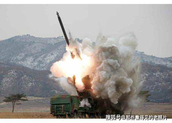 朝鲜发射新型多管火箭炮 金正恩亲临现场