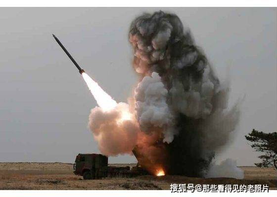 朝鲜发射新型多管火箭炮 金正恩亲临现场