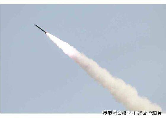 朝鲜发射新型多管火箭炮 金正恩亲临现场