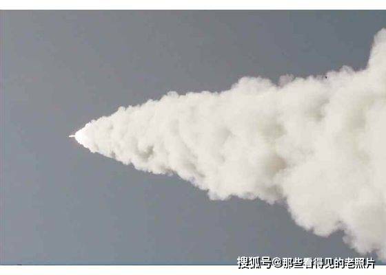 朝鲜发射新型多管火箭炮 金正恩亲临现场