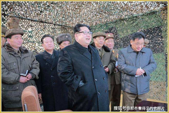 朝鲜发射新型多管火箭炮 金正恩亲临现场