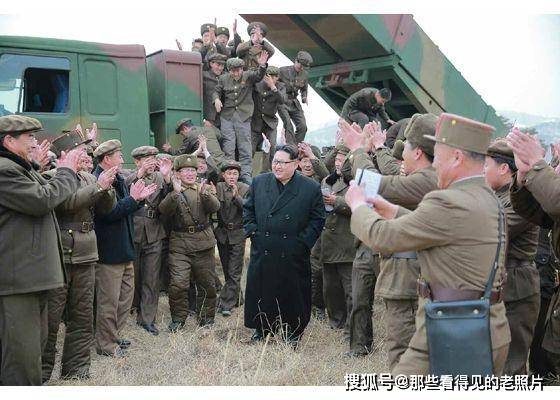 朝鲜发射新型多管火箭炮 金正恩亲临现场